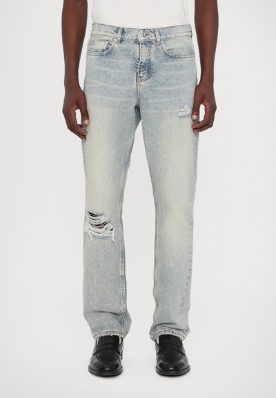 Lichtblauwe denim jeans met een recht model, versleten details en een scheur op de linkerknie. Afgewerkt met een klassiek vijf-pocket ontwerp.