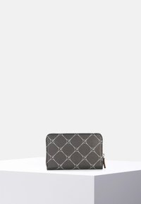 Cartera de cuero negra con un patrón geométrico de puntos blancos y acentos de logo. Cierre de cremallera y forma rectangular; textura suave.