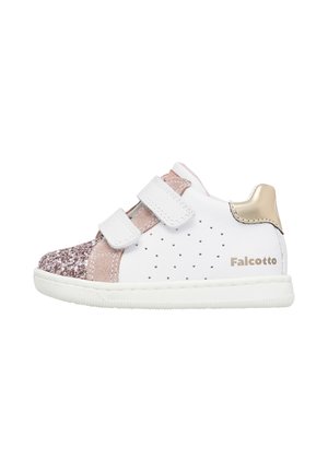 Sneaker bianca con glitter rosa e dettagli in suede, dotata di cinturini in Velcro, design perforato e dettagli dorati sul tallone.
