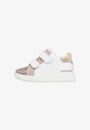 Weiße Sneakers mit rosa Glitzer und Wildlederakzenten, ausgestattet mit Klettverschlüssen, einem perforierten Design und goldenen Details an der Ferse.