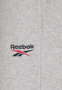Reebok SHORT - Pantalón corto de deporte - medium grey heather