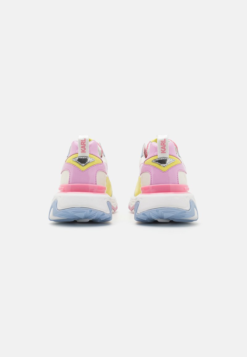 Bunte Sneakers mit rosa, gelben und grauen Einsätzen. Sie verfügen über eine klobige weiße Sohle, kontrastierende Akzente und eine Schlaufe an der Ferse.