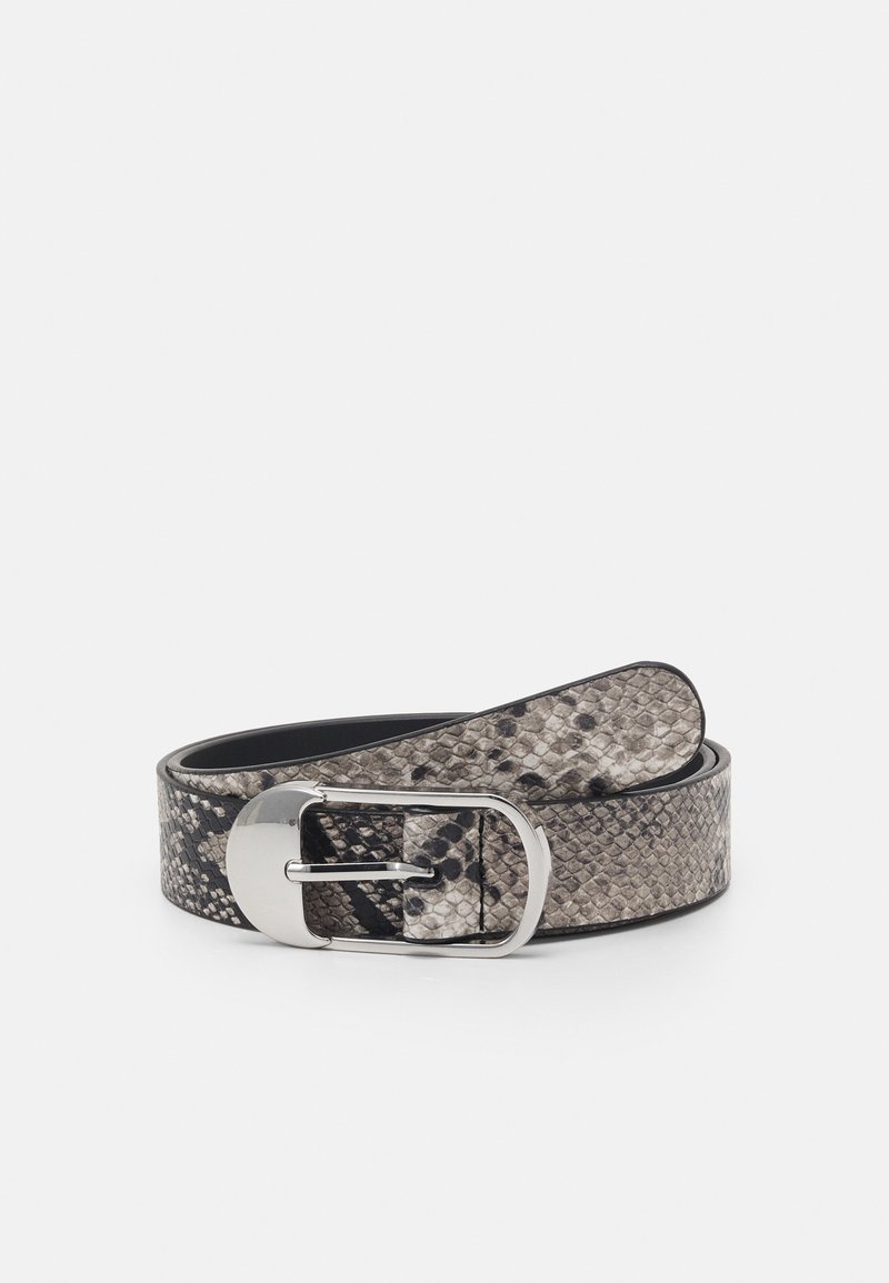 Ceinture enroulée avec texture en peau de serpent grise et noire, boucle rectangulaire argentée aux bords arrondis sur fond blanc.