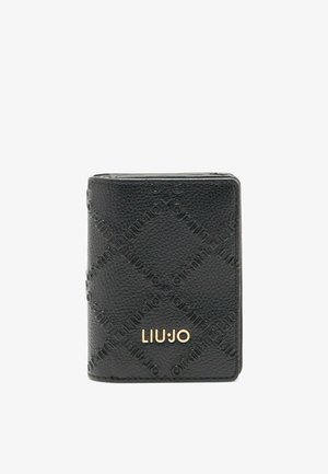Portofel din piele texturată neagră, cu un model logo embosat și plăcuță cu numele brandului în tonuri de aur pe față. Design compact și rectangular.