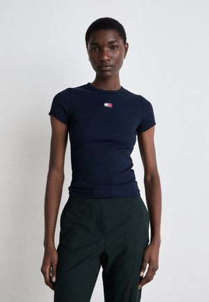 Tommy Jeans BADGE TEE - T-shirt basic - dark night navy