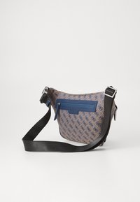 Bolso de hombro marrón con un patrón y un acento azul, hecho de tela y cuero. Cuenta con un bolsillo con cremallera y una correa negra ajustable.