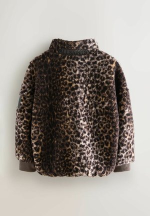 Luipaardprint nep bontjacket met een hoge kraag, bruine geribbelde manchetten en een zwart logo op de nek. Zachte textuur en een losse pasvorm.