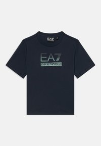 Mørkeblå bomulls t-skjorte med korte ermer, med en trykt EA7 Emporio Armani-logo i lys teal og mørkegrå på forsiden.