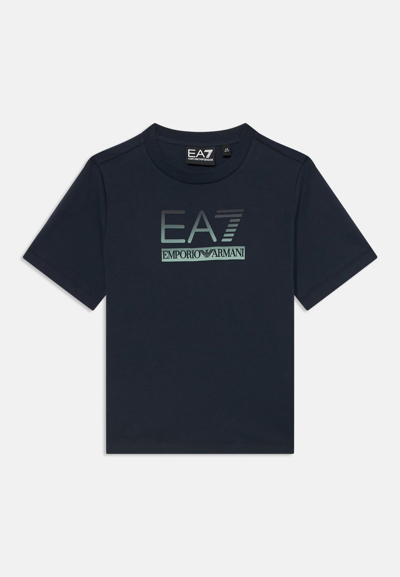 Mørkeblå bomulls t-skjorte med korte ermer, med en trykt EA7 Emporio Armani-logo i lys teal og mørkegrå på forsiden.