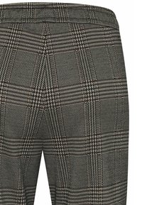 Pantalon sur mesure avec un motif pied-de-poule et à carreaux en noir, blanc et beige, doté d'une ceinture et de détails de couture au dos.