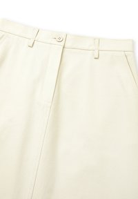 Helle beigefarbene Baumwollhose mit Knopfverschluss vorne, Gürtelschlaufen und geradem Schnitt mit genähten Details.