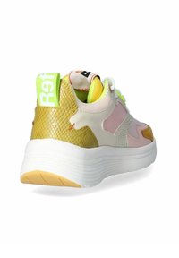 Zapatilla multicolor con suela blanca, que presenta paneles texturizados en amarillo y rosa, detalles en malla y una lengüeta reflectante verde en el talón.