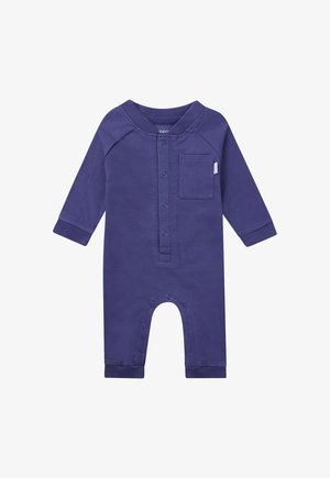 Combinaison longue à manches violette en tissu doux, avec un devant à boutons, une poche sur la poitrine et des boutons-pression en bas pour un habillage facile.