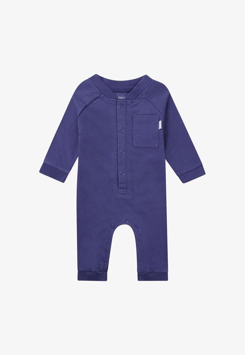 Paarse longsleeve jumpsuit gemaakt van zachte stof, met een knoopsluiting aan de voorkant, een borstzakje en drukknopen aan de onderkant voor gemakkelijk aankleden.