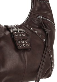 Geantă hobo din piele maro, cu nituri argintii, o cataramă decorativă și fermoare. Suprafața are o textură netedă și un luciu subtil.