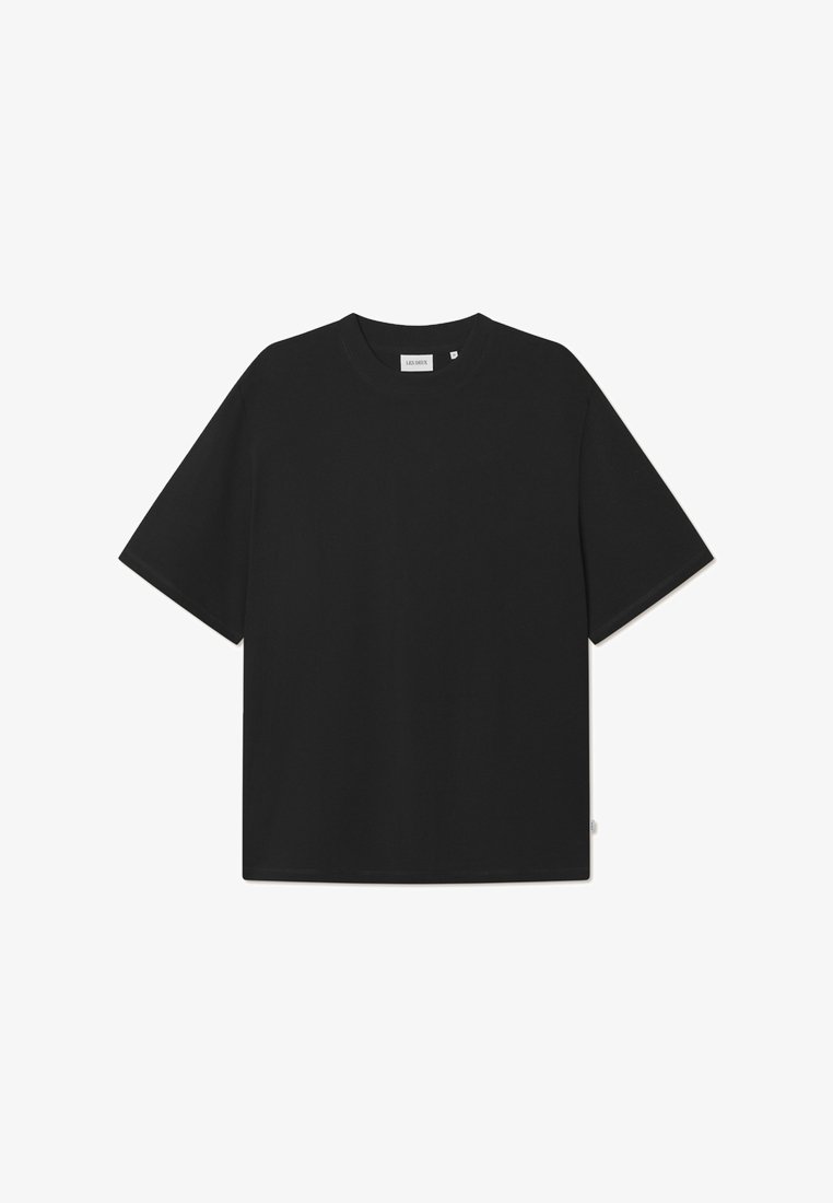 Černé tričko s krátkým rukávem vyrobené z bavlny, s kulatým výstřihem, volným střihem a minimalistickým designem. Žádné viditelné vzory ani grafika.