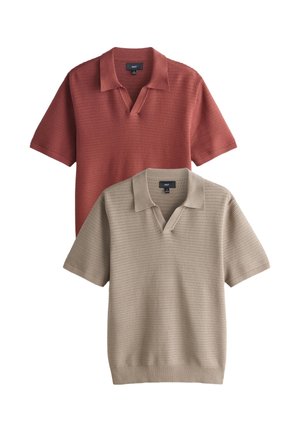 To kortærmede strikkede poloer, den ene i rustrød og den anden i beige, med teksturerede horisontale striber og åbne kraver.