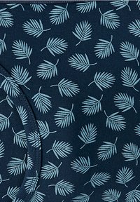 Tessuto blu navy con una texture a coste caratterizzato da un motivo ripetuto di design a foglia azzurri, che mostrano forme simmetriche sulla superficie.