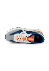 Basket avec un mélange de daim gris, marine et blanc ; avec des accents orange et des lacets blancs ; forme arrondie avec une semelle en caoutchouc.