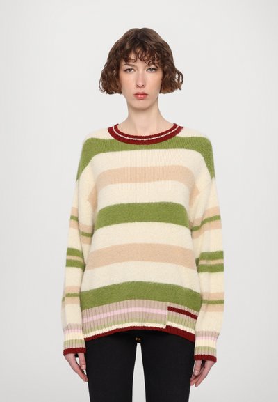Strikket sweater med horisontale striber i grøn, beige, pink og cremet. Ribbet rød halsudskæring og kant. Blødt, tekstureret stof.