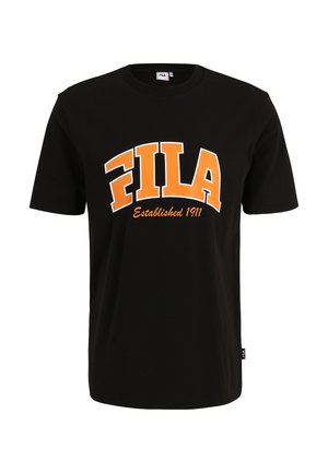 T-shirt in cotone nero con maniche corte. Presenta un grande logo arancione "FILA" e il testo "Established 1911" in bianco sotto il logo.