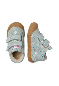 Jasnozielone buciki dla malucha z różowymi, niebieskimi i białymi wzorami kwiatowymi, brązowymi gumowymi podeszwami oraz podwójnymi rzepami.