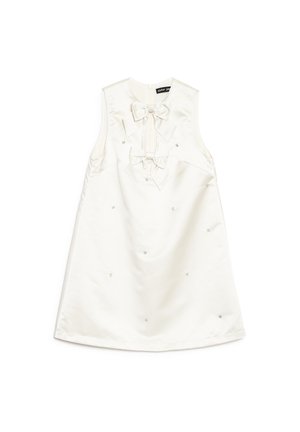 Hihaton valkoinen satiinihaalari, jossa kaksi etukankaaseen solmittua rusettaa ja pieniä kristallikoristeita hajanaisesti, A-linjainen siluetti ja pyöreä pääntie.