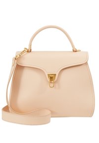 Beige läderhandväska med överhandtag, framficka med guldtonad spänne och avtagbar lång rem, mot en vit bakgrund.