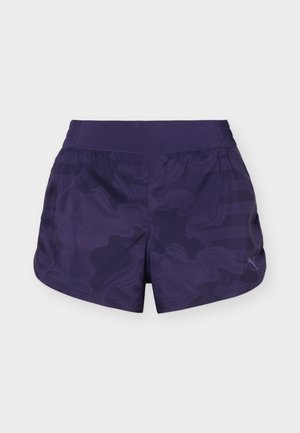 Shorts de sport violet foncé avec un motif camouflage subtil, une large ceinture et un petit logo Puma sur la partie inférieure de la jambe droite.