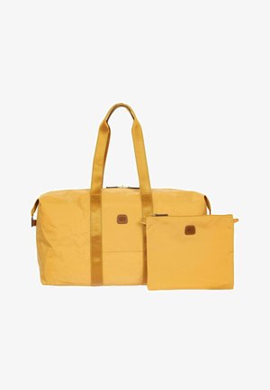 Grand sac fourre-tout jaune avec des anses d'épaule à côté d'une petite pochette zippée assortie, tous deux avec de petits patchs logo marron.