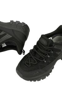 Schwarze Outdoorschuhe aus strukturiertem Material mit Schnürdesign, verstärkter Zehenkappe und robuster Sohle für Trittfestigkeit.