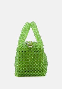 Vihreä muovinen käsilaukku, jossa on geometrinen muotoilu, rakenteellinen muoto ja teksturoitu pinta. Kaksi kantohihnaa ja metallinen solkilukitus.