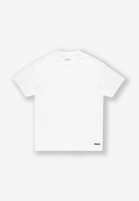 Biała koszulka z krótkim rękawem wykonana z bawełny. Posiada okrągły dekolt i małe czarne logo "PROSTO" na dolnym brzegu. Gładka faktura.