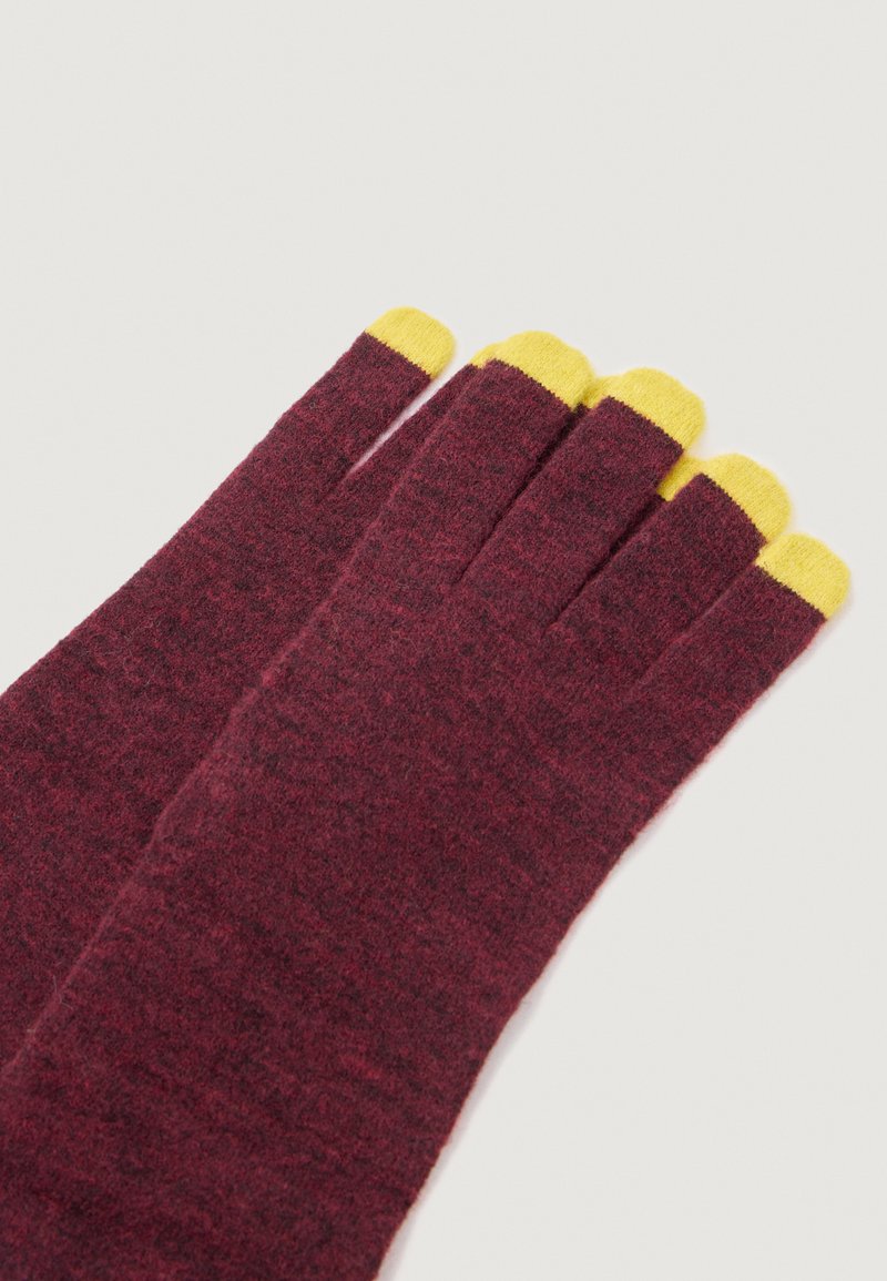 Burgunderfarbene Strickhandschuhe mit gelben Spitzen, die eine glatte Textur und ein fünf-Finger-Design aufweisen. Weicher Stoff, geeignet für kaltes Wetter.