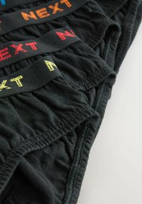 Set de patru chiloți negri din bumbac, cu benzi elastice colorate la talie, având branding "NEXT" în portocaliu, roșu, albastru și galben.