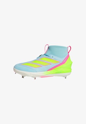 Lys blå atletiske fodboldstøvle med neongule striber, pink detaljer, ankellang sok-lignende krave og metalskruer på hvid sål.