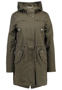 Veste à capuche vert olive avec fermeture éclair et boutons, deux poches poitrine et deux poches latérales inclinées. Tissu texturé avec taille ajustable par cordon de serrage.