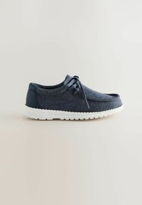Marineblaue Stoffschuhe mit strukturiertem Obermaterial, runder Form und weißer Gummisohle. Verfügt über eine Schnürung und minimalen Nähten.