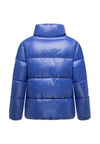 Blå puffjacka med hög krage, tillverkad av ett glänsande material. Har horisontella kviltade sektioner och en avslappnad passform.