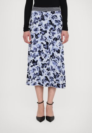 Une jupe mi-longue avec un motif floral dans des nuances de bleu et de noir, en tissu texturé et avec une ceinture élastique grise.