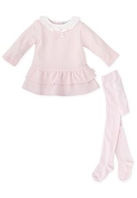 Vestido rosa de manga larga con patrón texturizado, cuello blanco con volantes y detalle de lazo en el frente, combinado con medias rosa a juego.
