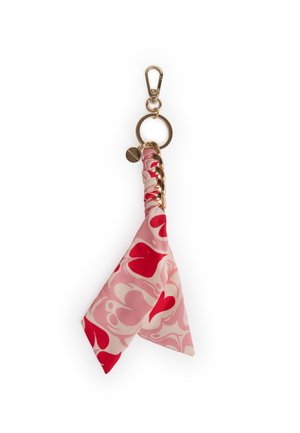 Portachiavi dorato con catena e foulard di seta rosa con motivi a cuori rossi e bianchi, attaccato a un anello e clip per chiavi.