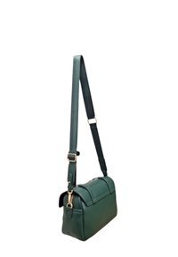 Borsa a tracolla in pelle verde con forma strutturata, caratterizzata da una patta pieghevole, hardware dorato e tracolla regolabile. Texture liscia.