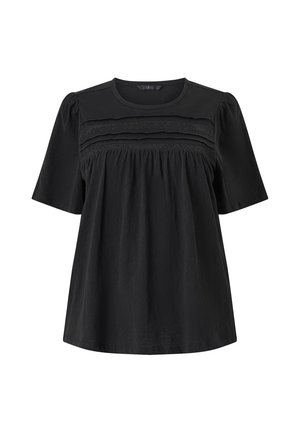 Sort kortærmet bluse med rund halsudskæring, rynket stof under skulderstykket og vandret plisseret blonde detalje over brystet.