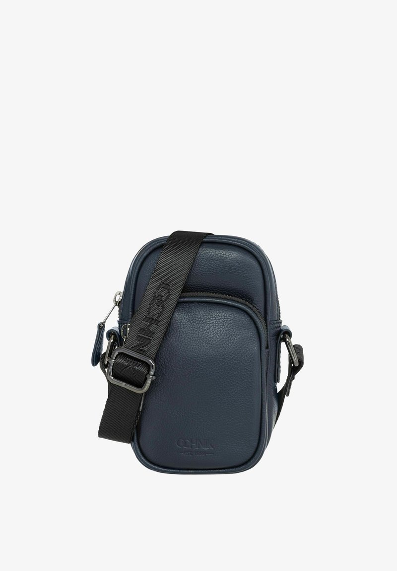 Granatowa skórzana torebka na ramię z teksturowanym wykończeniem, z zamkiem błyskawicznym i regulowanym paskiem z logo marki. Kompaktowy prostokątny kształt.