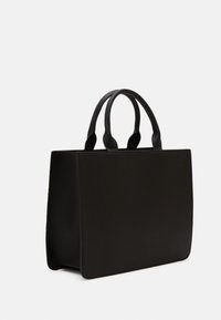 Sac en cuir noir en forme de rectangle structuré, texture lisse, double poignées, sans quincaillerie ni embellissements visibles.