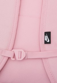 Nike Sportswear HERITAGE UNISEX - Mochila - pink glaze