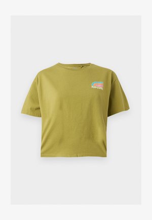 Olivovo zelené krátke tričko s krátkymi rukávmi a logom Rip Curl v modrej, ružovej a bielej farbe na ľavej hornej časti hrudníka.