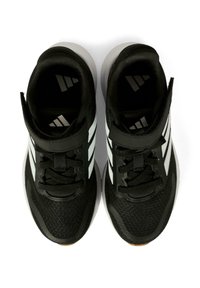 Zwarte sportschoenen met een bovenkant van mesh, drie witte strepen en een rubberen zool. Kenmerken zijn een gevoerde kraag en een vetersluiting.