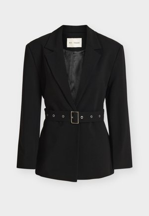 Črni krojeni blazer z zarezanimi ovratniki, dolgimi rokavi in usklajenim pasom z pravokotno kovinsko sponko v predelu pasu.